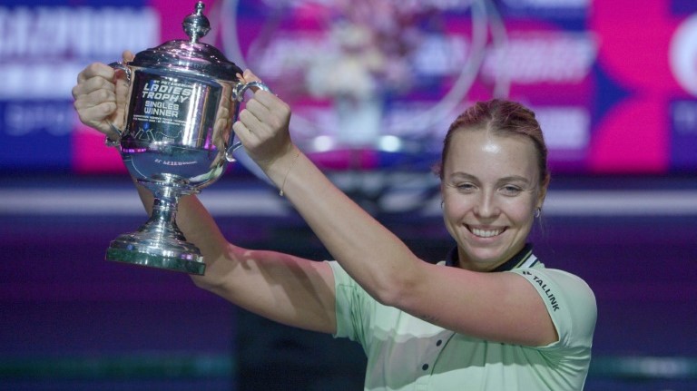 الاستونية انيت كونتافيت بعد تتويجها في نهائي دورة سان بطرسبورغ الروسية في كرة المضرب على حساب اليونانية ماريا ساكاري في 13 شباط/فبراير 2022