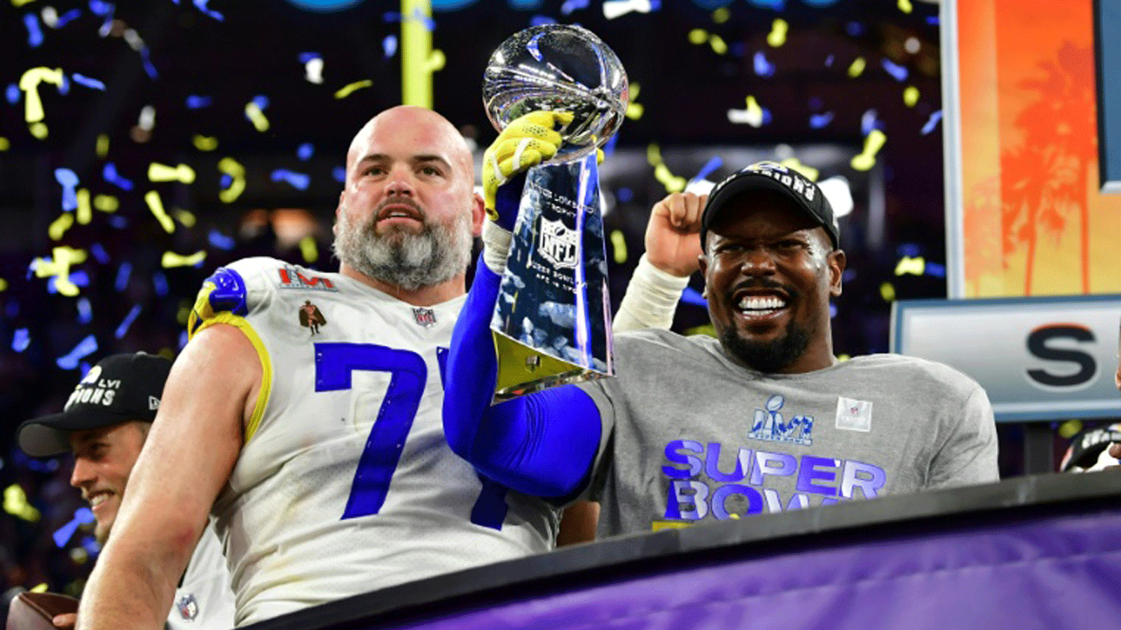 لاعبا لوس أنجليس رامس أندرو وايتوورث (يسار) وفون ميلر (يمين) يحملان كأس السوبر بول التي توج بها فريقهما في 13 شباط/فبراير 2022.