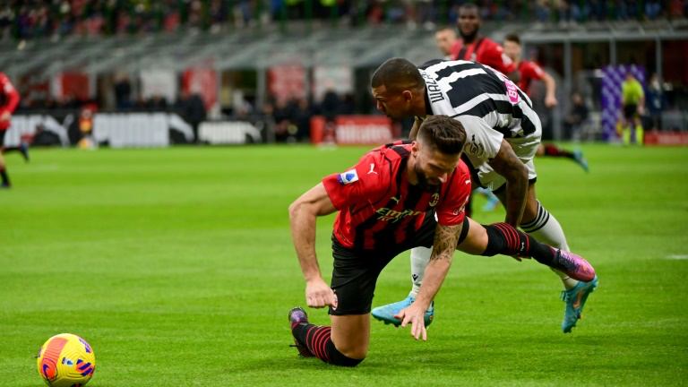 لقطة للفرنسي أوليفيه جيرو مهاجم ميلان خلال المباراة ضد أودينيزي على ملعب سان سيرو في الدوري الايطالي لكرة القدم في 25 شباط/فبراير 2022