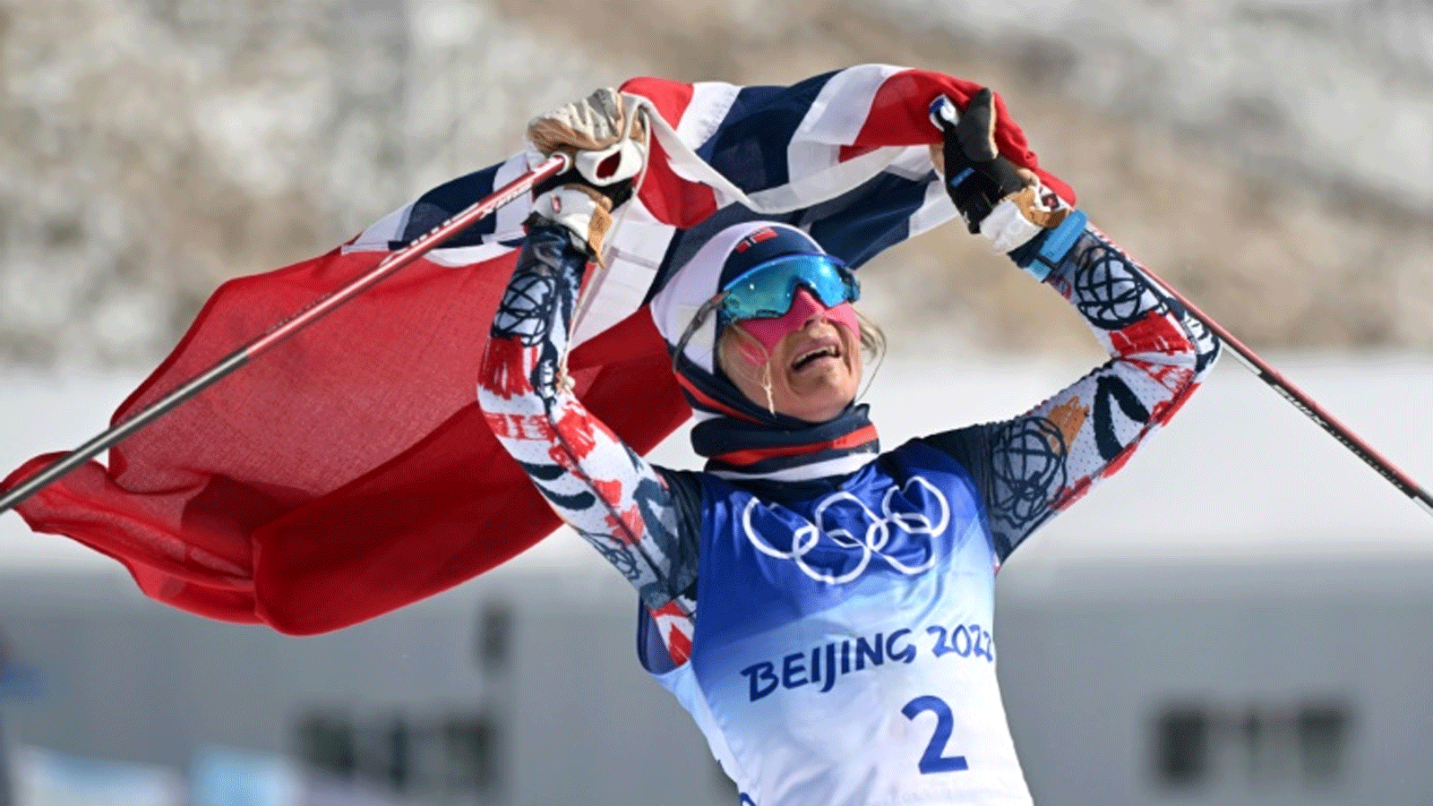 النروجية تيريز يوهوج تحتفي بفوزها بذهبية سباق 30 كلم ضمن منافسات التزلج للمسافات الطويلة خلال أولمبياد بكين الشتوي 2022 في مركز تشانغجياكو الوطني للتزلج في 20 شباط/فبراير 2022