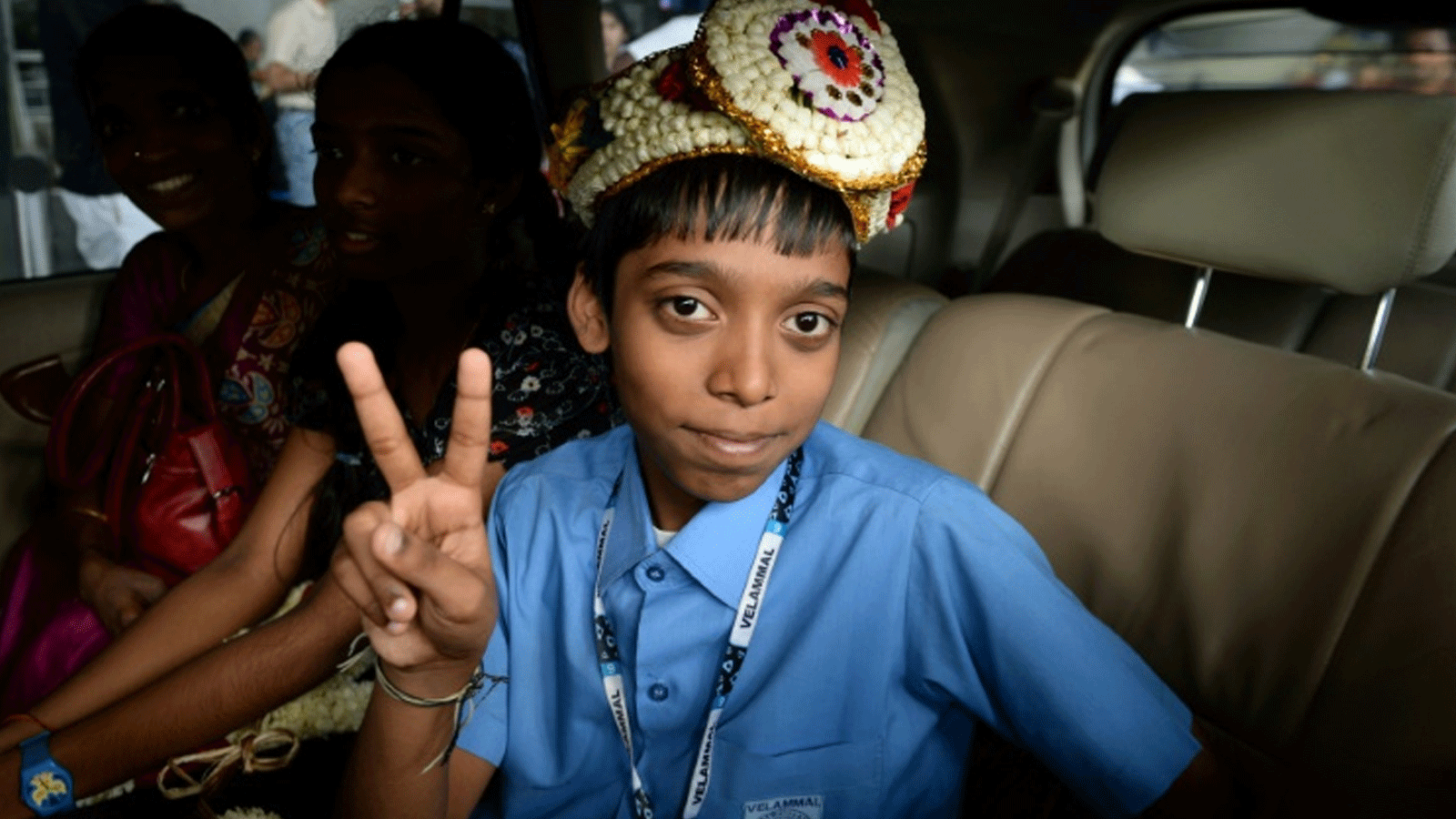 صورة لمعجزة الشطرنج الهندي راميشبابو براغناناندا لالتقاط صورة لدى وصوله إلى مطار في تشيناي بعد أن أصبح ثاني أصغر لاعب شطرنج في العالم على الإطلاق في 26 حزيران/يونيو 2018.