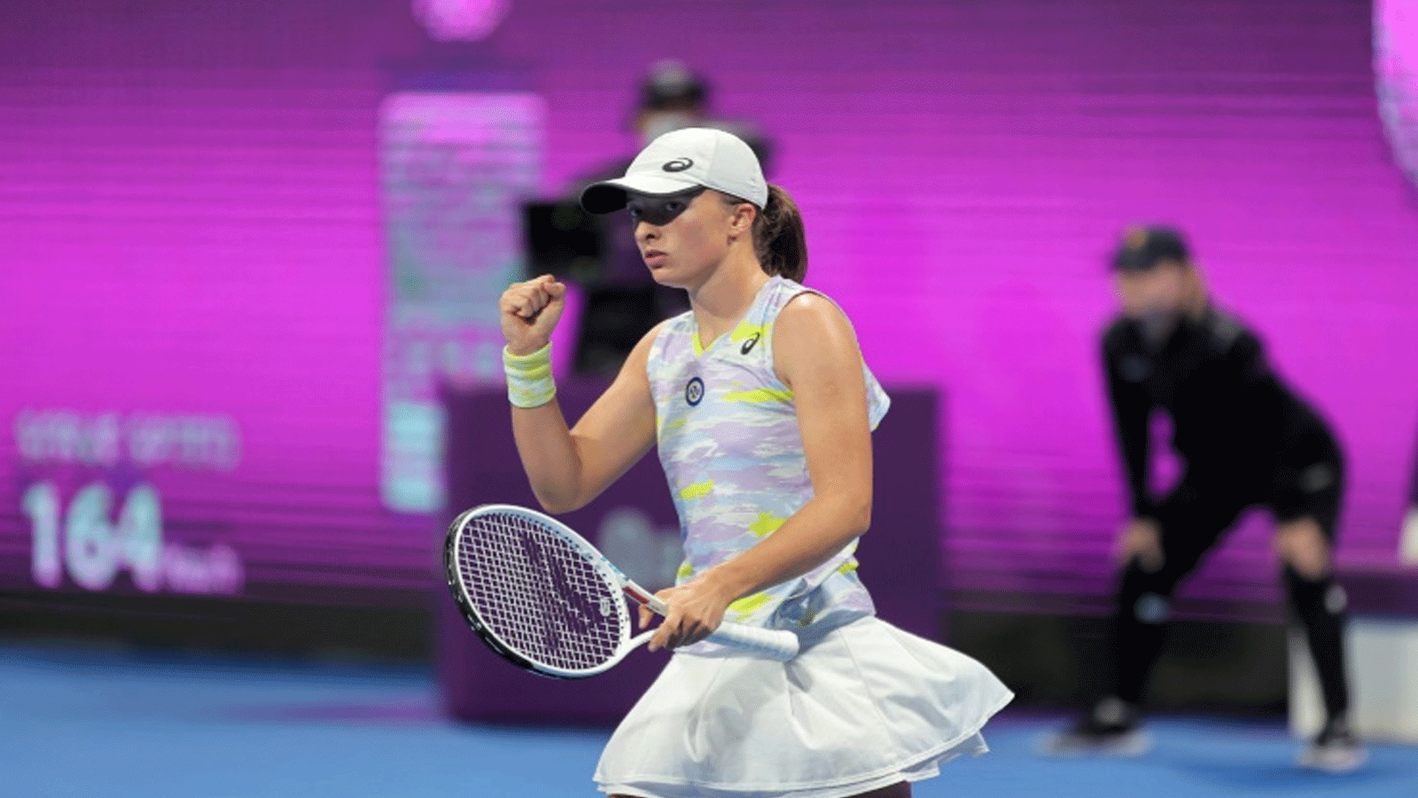 البولندية إيغا شفيونتيك تسحق منافستها الإستونية أنيت كونتافيت بفوزها عليها 6-2 و6-صفر في نهائي دورة قطر لكرة المضرب