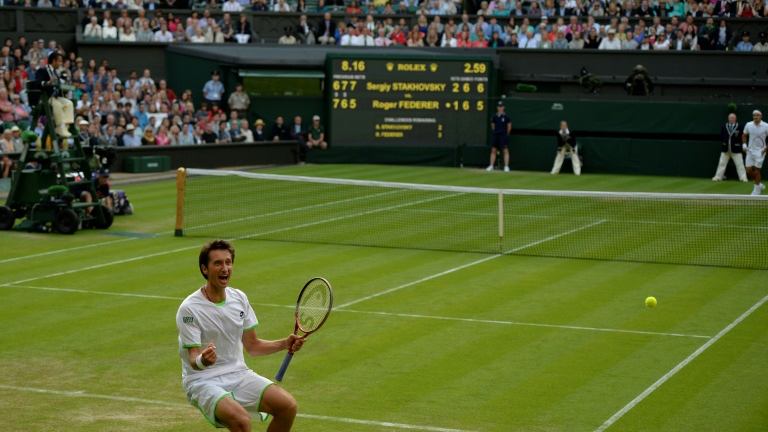 لحظة المجد: الأوكراني سيرجي ستايكوفسكي يحتفل بالفوز على السويسري روجيه فيدرر في بطولة ويمبلدون الانكليزية 2013