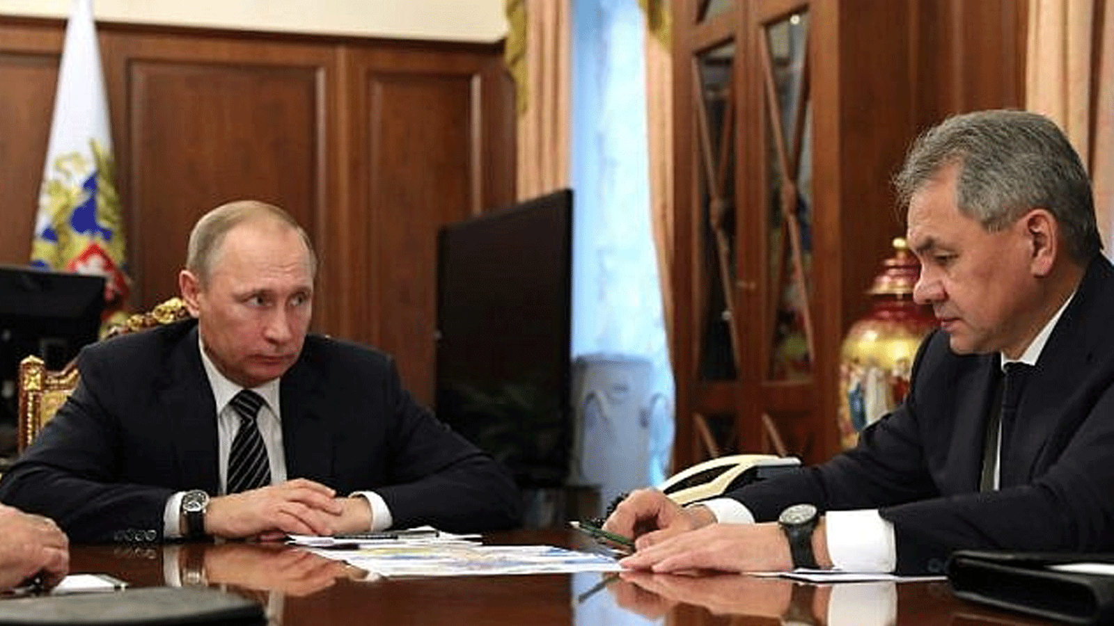 الرئيس الروسي فلاديمير بوتين (يسار) يتحدث مع وزير الدفاع سيرغي شويغو خلال اجتماع في الكرملين\ موسكو