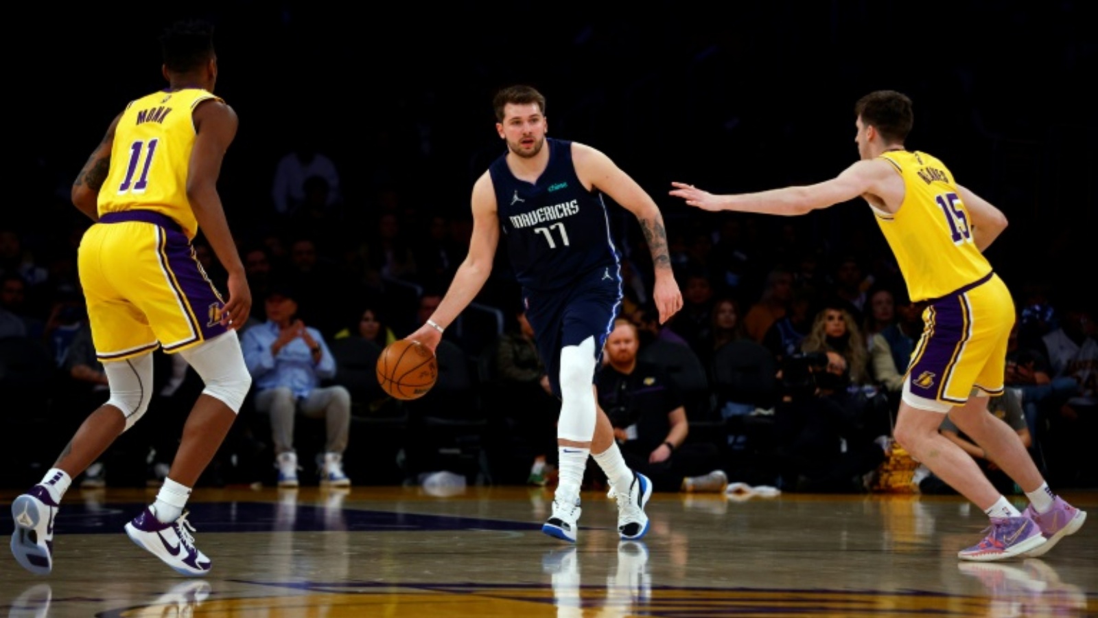 قاد السلوفيني لوكا دونتشيتش عودة لدالاس مافريكس في الربع الأخير ليلحق بلوس أنجليس ليكرز الخسارة الثالثة تواليًا في دوري كرة السلة للمحترفين في 2 مارس 2022 على ملعب 