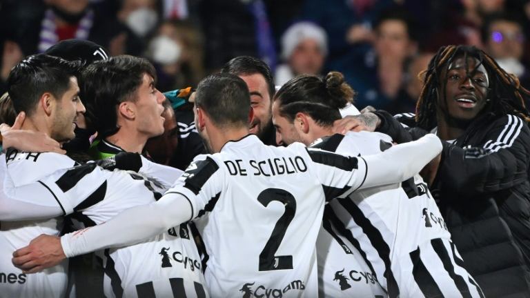 لاعبو يوفنتوس يحتفلون بالفوز على فيورنتينا في ذهاب نصف نهائي كأس إيطاليا لكرة القدم في 2 آذار/مارس 2022