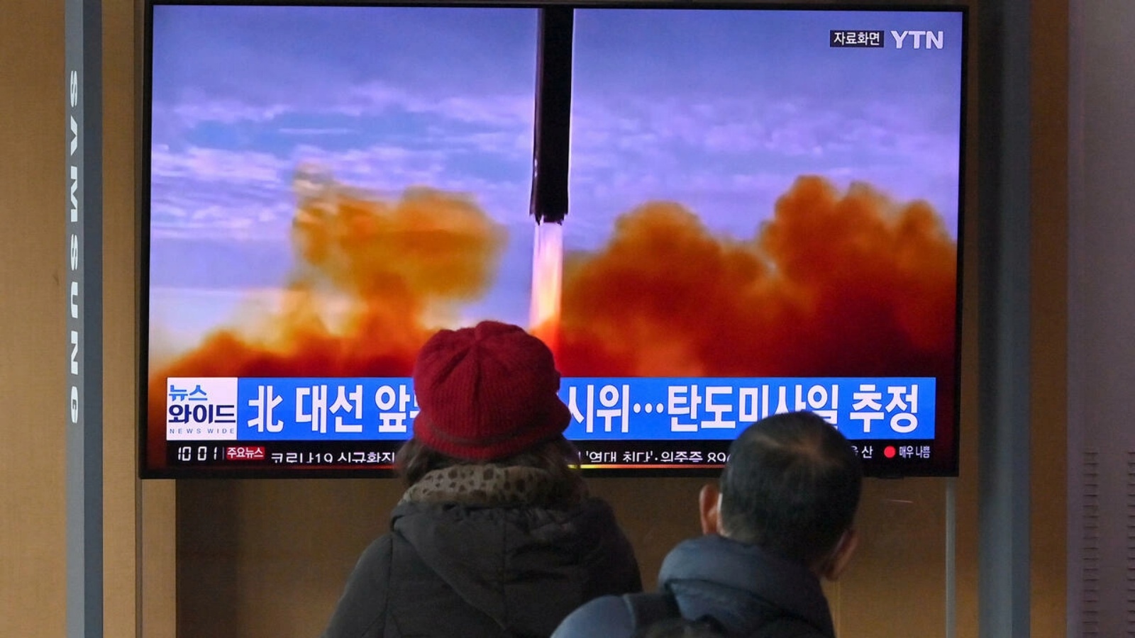 صورة مؤرخة في 5 مارس 2022 لعملية إطلاق صاروخ لكوريا الشمالية على إحدى الشاشات في سيول