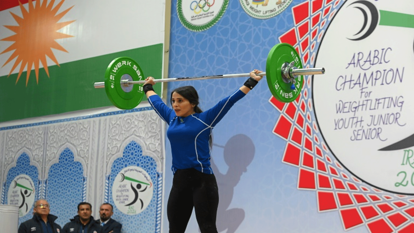 فتاة كردية تنافس في البطولة العربية لرفع الاثقال في أربيل، إقليم كردستان العراق في 28 كانون الاول/ديسمبر 2021