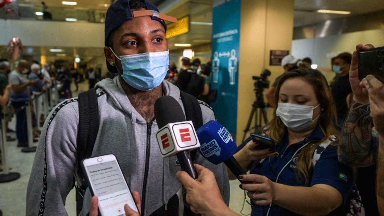 البرازيلي فرناندو، لاعب شاختار دانييتسك الاوكراني، يتحدث الى وسائل الاعلام لدى وصوله الى مطار غواروليوس البرازيلي في الاول من آذار/مارس 2022