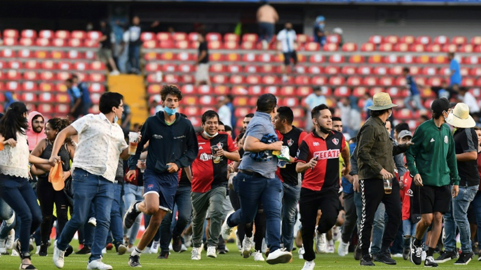 مشجعو أطلس غوادالاخارا يجتاحون ملعب مباراة فريقهم ضد كويرتارو في الدوري المكسيكي في الخامس من آذار/مارس 2022