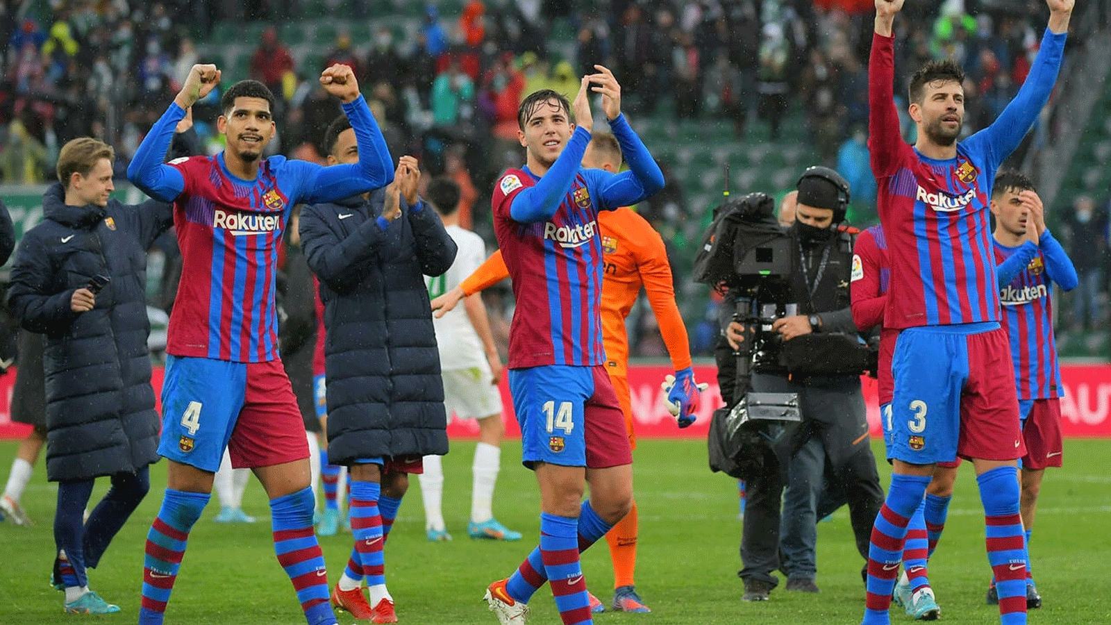 لاعبو برشلونة يحتفلون بالفوز على فريق إلتشي في الدوري الاسباني لكرة القدم على ملعب مارتينيس فاليرو في 6 آذار/مارس 2022 