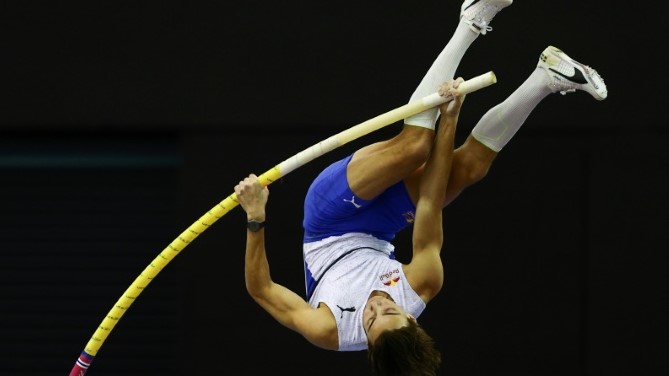 السويدي أرمان دوبلانتيس خلال مشاركته في مسابقة القفز بالزانة في لقاء برمنغهام الانكليزي لالعاب القوى في 19 شباط/فبراير 2022.
