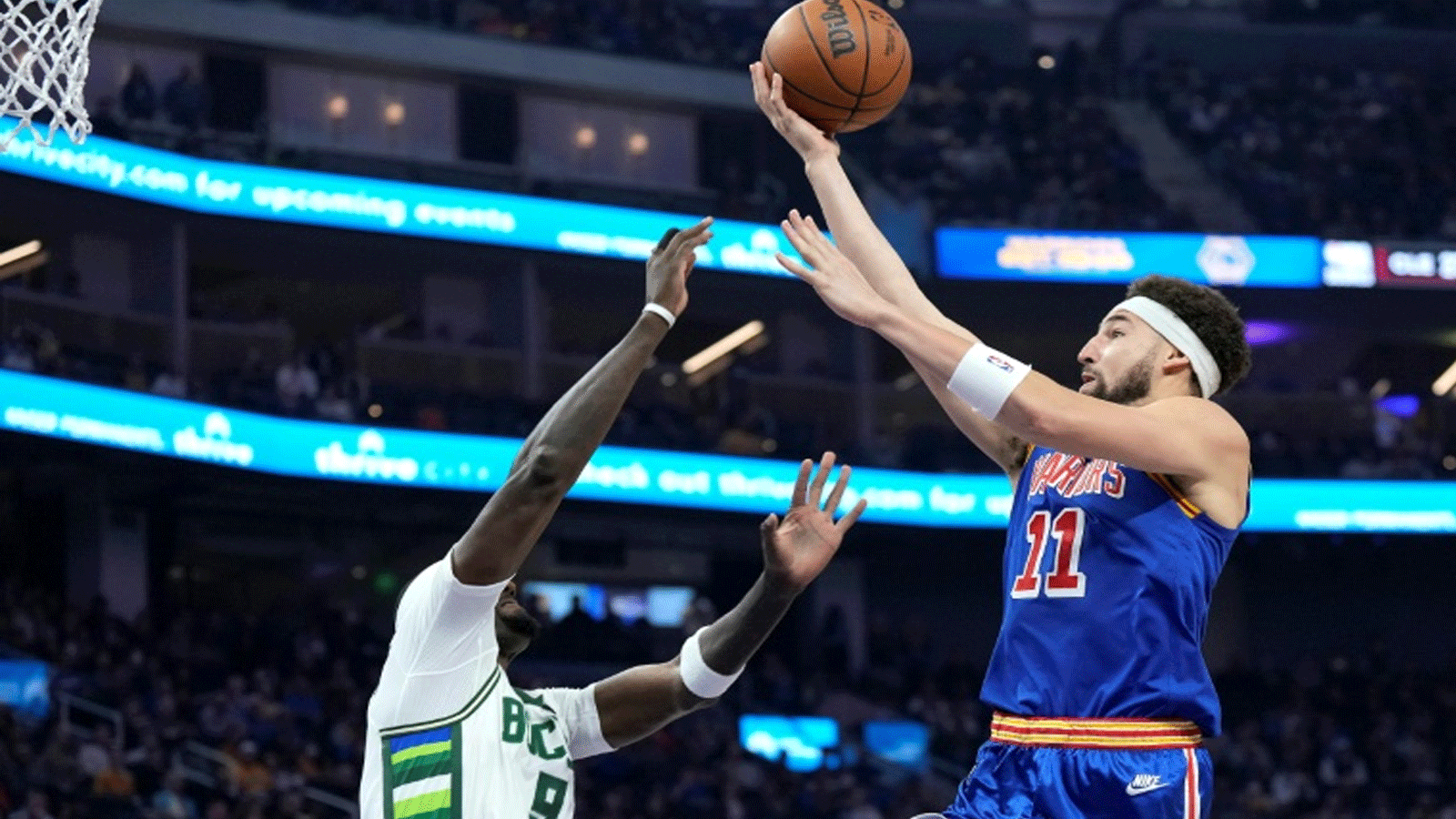 كلاي تومسون (يمين) يسدد نحو سلة ميلووكي باكس