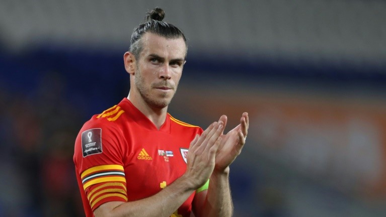 غاريث بايل يحيي الجماهير عقب نهاية مباراة ويلز وإستونيا في التصفيات الأوروبية المؤهلة لمونديال 2022 في قطر في الثامن من أيلول/سبتمبر 2021.