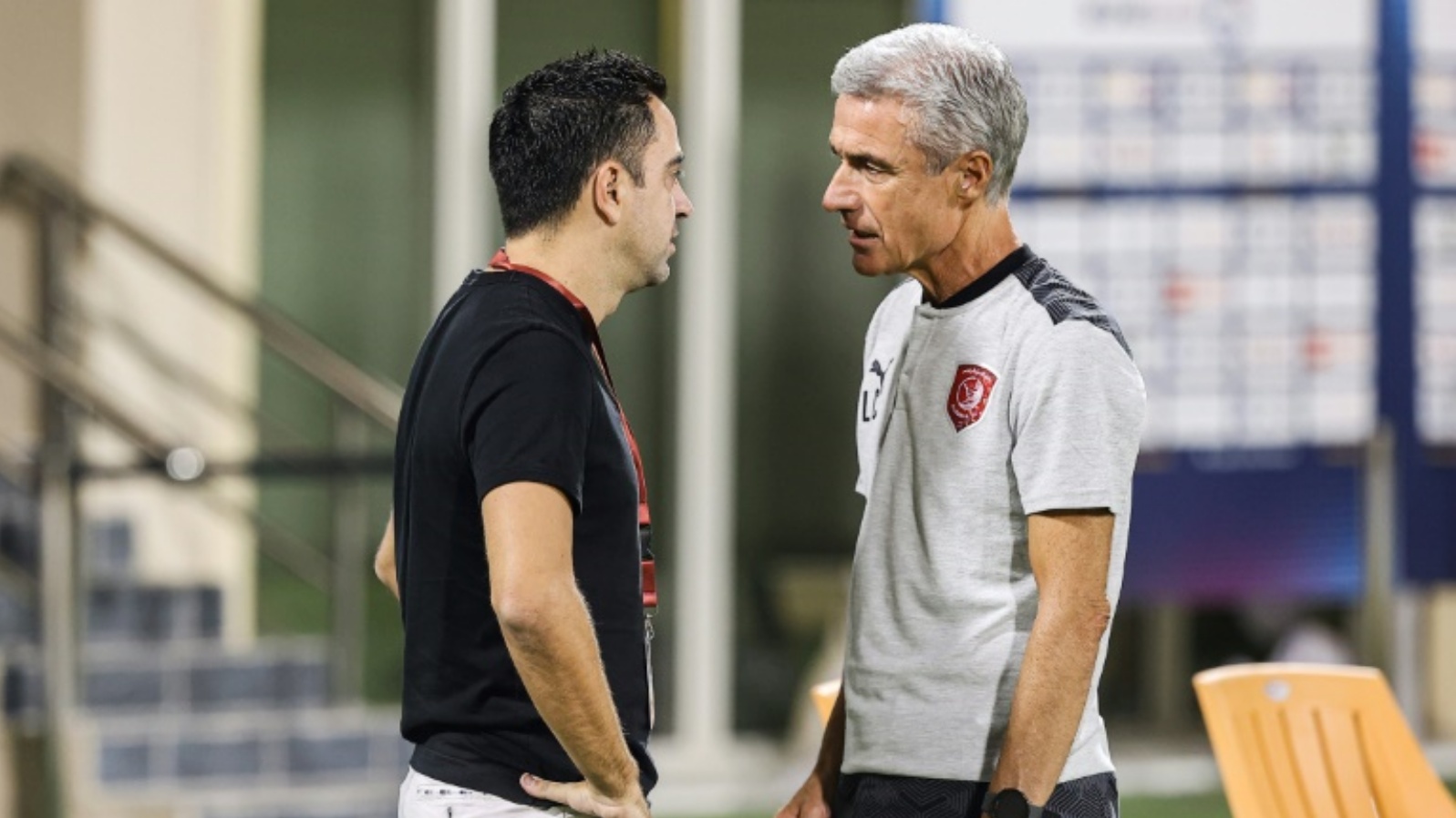البرتغالي لويس كاسترو (يمين) مع المدرب السابق للسد الإسباني تشافي في الدوحة في 3 نوفمبر 2021