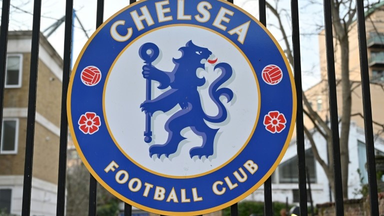 شعار تشلسي خارج ملعب النادي الإنكليزي. لندن في 10 آذار/مارس 2022