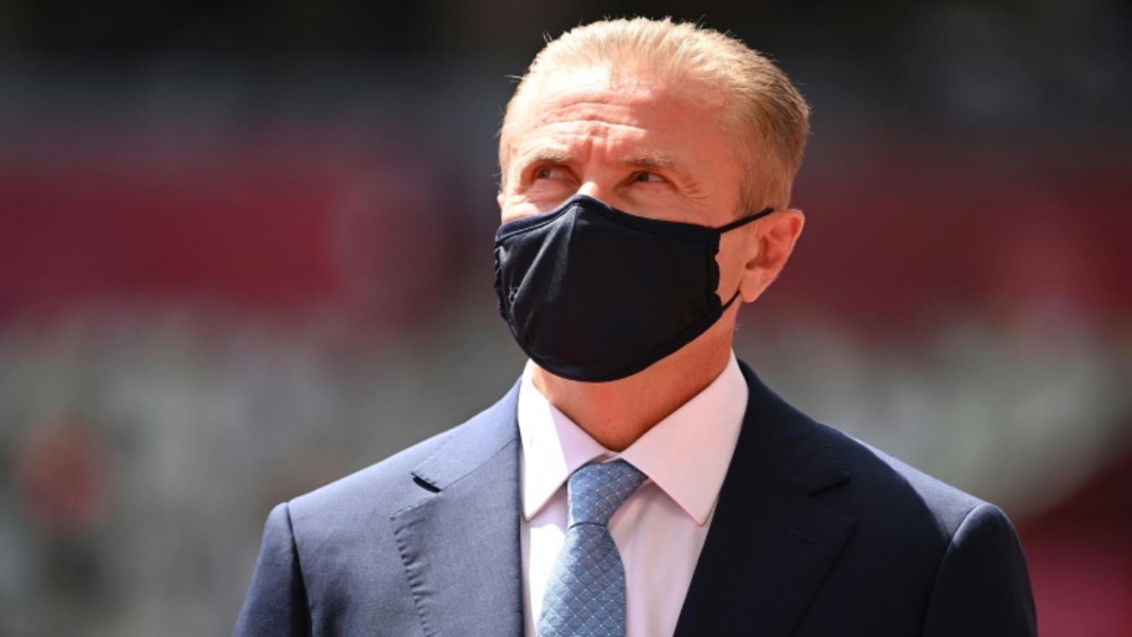 الأوكراني سيرغي بوبكا خلال مشاركته في حفل توزيع ميدالية مسابقة القفز بالزانة في دورة الألعاب الأولمبية في طوكيو 2020. 4 أغسطس 2021