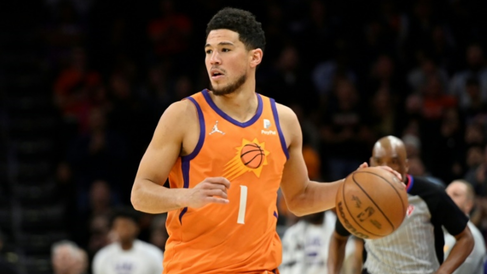 نجم فينيكس صنز ديفن بوكر خلال مباراة ضد تورونتو رابتورز في دوري كرة السلة الأميركي للمحترفين. فينيكس، أريزونا في 11 مارس 2022