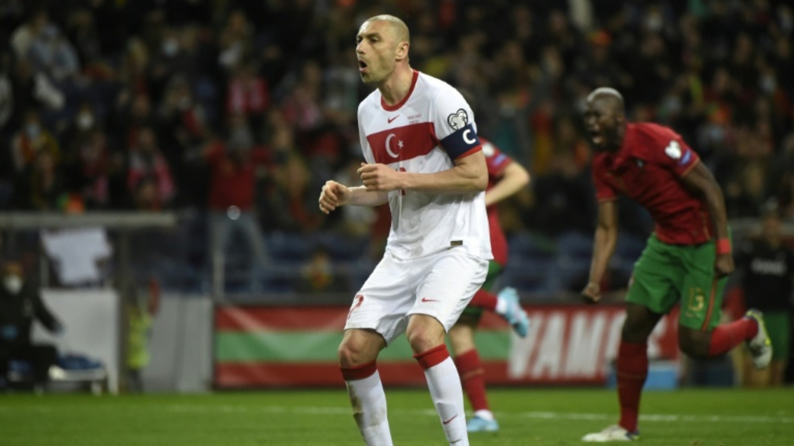 مهاجم تركيا بوراك يلماز بعد إهداره ركلة جزاء أمام البرتغال في الملحق الأوروبي المؤهل لمونديال قطر 2022. بورتو في 24 مارس 2022