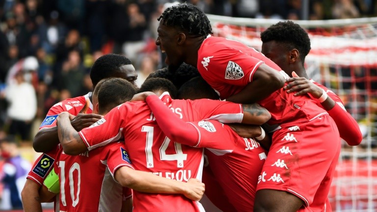 لاعبو موناكو يحتفلون بالهدف الثالث ضد باريس سان جرمان الذي سجله وسام بن يدر، ضمن منافسات الدوري الفرنسي لكرة القدم في 20 آذار/مارس 2022 على ملعب 