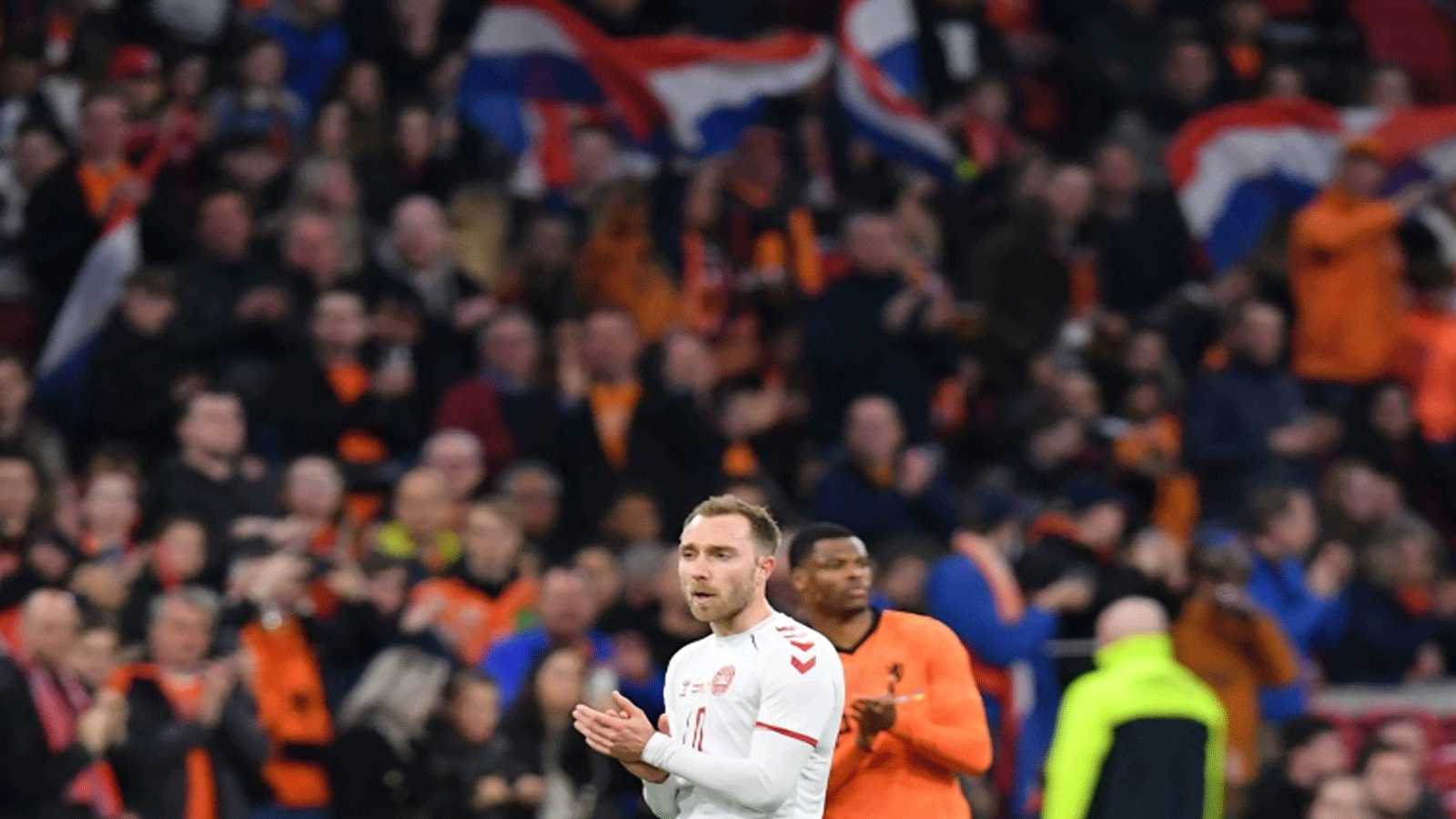 الدنماركي كريستيان إريكسن يشكر الجماهير الهولندية التي صفقت له بعد عودته الى المنافسات الدولية بعد قرابة تسعة أشهر من النوبة القلبية التي تعرض لها في كأس أوروبا، وذلك خلال مباراة الدنمارك وهولندا الودية في أمستردام في 26 آذار/مارس 2022