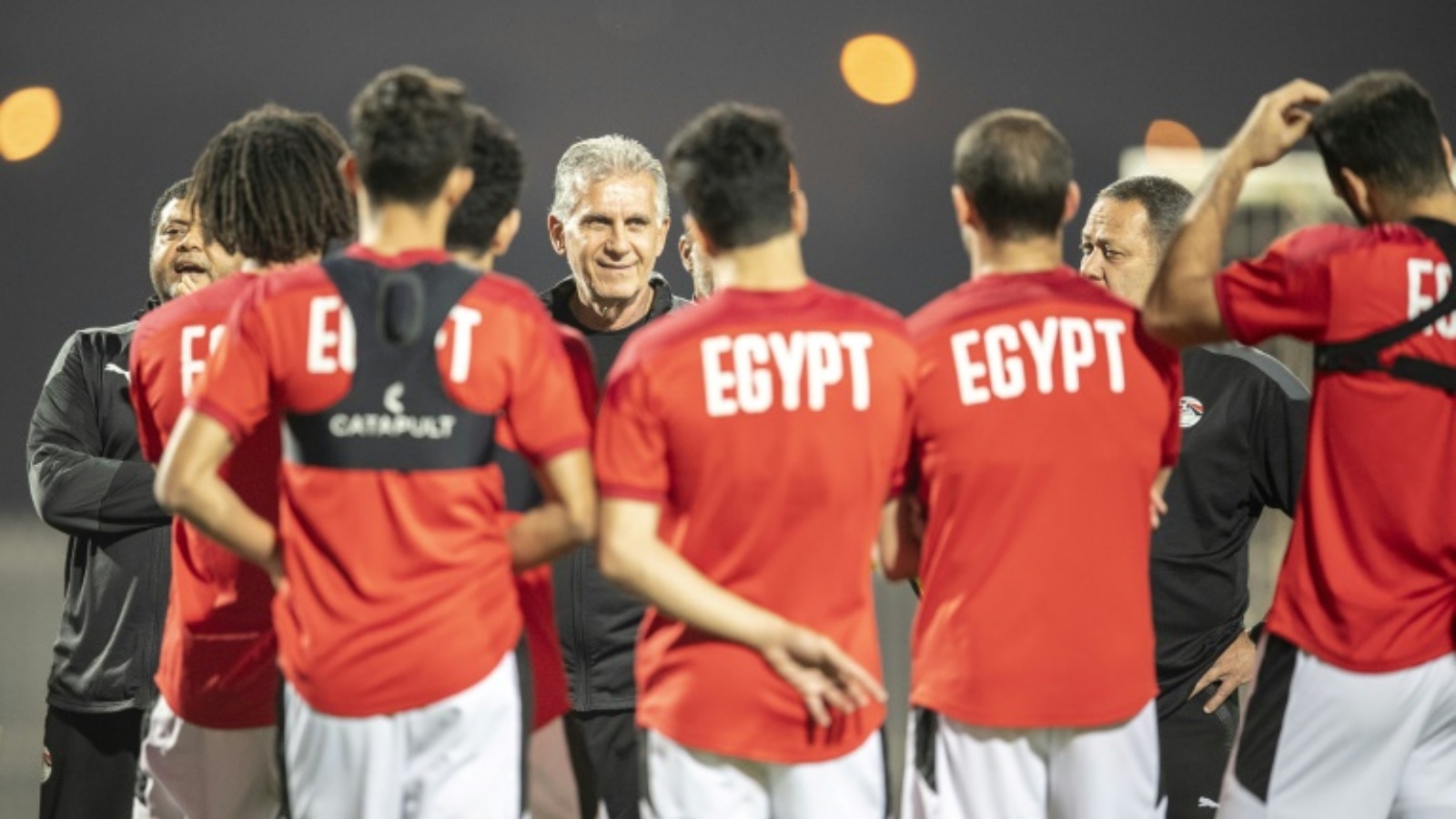 كيروش (وسط) بين لاعبي منتخب مصر لكرة القدم
