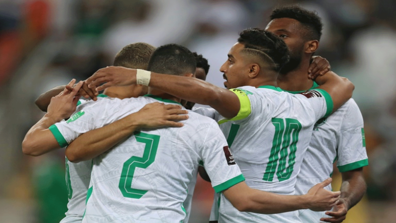 لاعبو المنتخب السعودي يحتفلون بالهدف ضد منتخب عُمان في التصفيات الاسيوية المؤهلة الى مونديال قطر 2022
