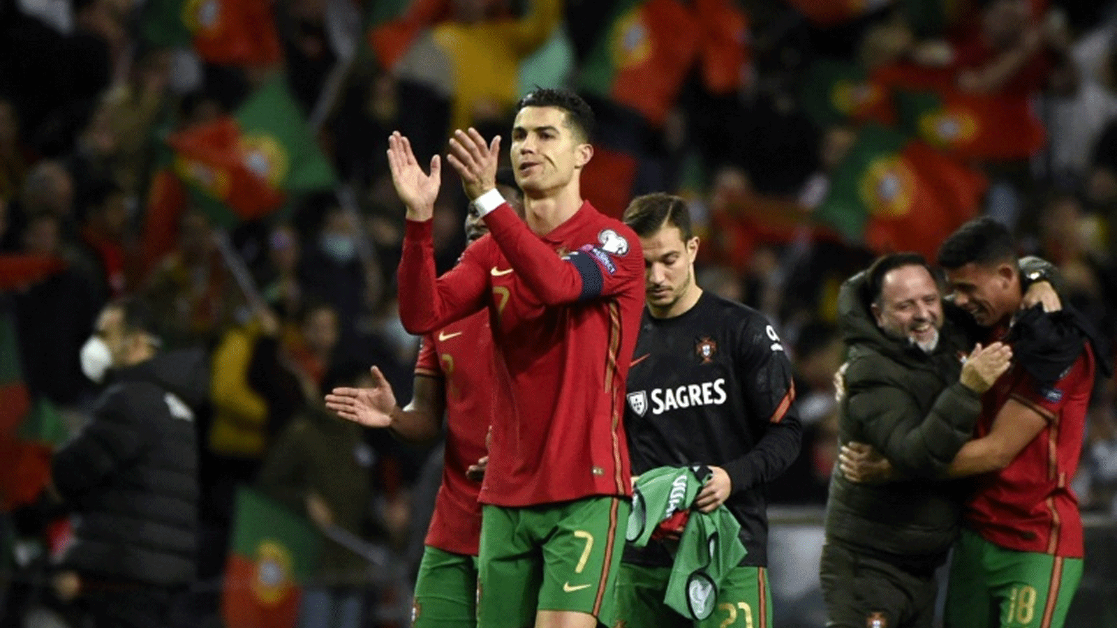 نجم البرتغال كريستيانو رونالدو محتفلاً بعد فوزه فريقه على تركيا 3-1 في الملحق المؤهل الى مونيدال قطر 2022. 24 اذار/مارس 2022