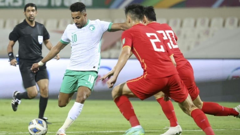 سيخوض سالم الدوسري (يسار) مونديالاً جديداً مع المنتخب السعودي