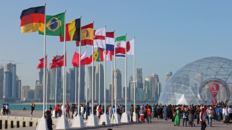 أعلام الدول المشاركة في مونديال قطر 2022 في كرة القدم على كورنيش الدوحة