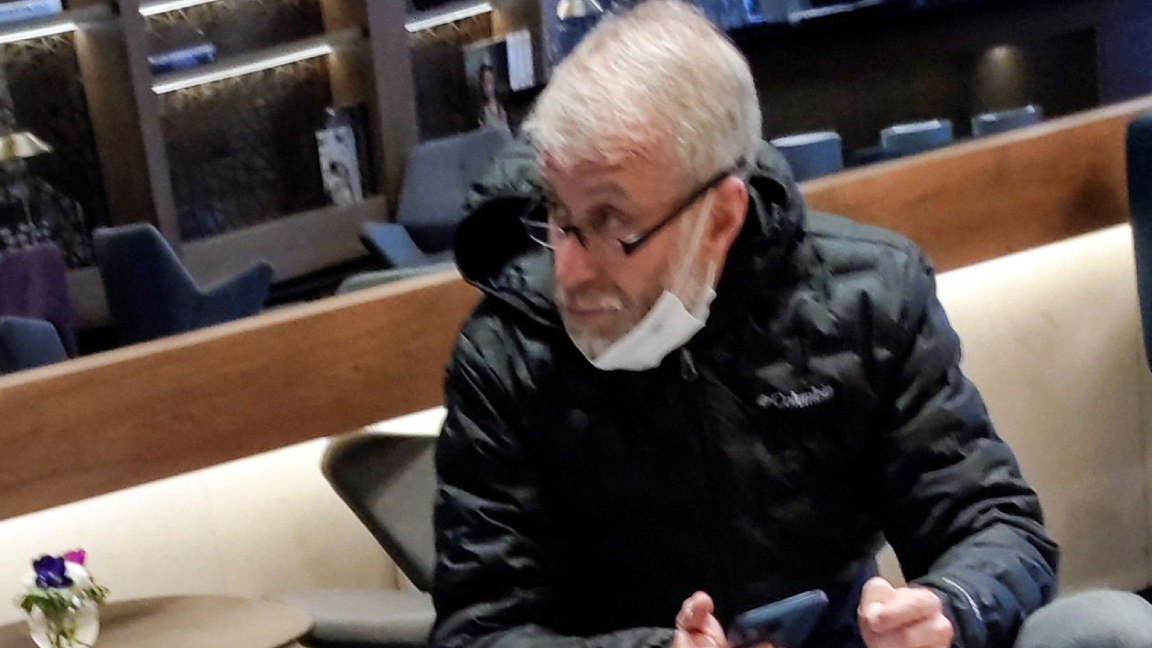 صورة من شاشة سكاي نيوز لأبراموفيتش خلال وصوله للمفاوضات في تركيا