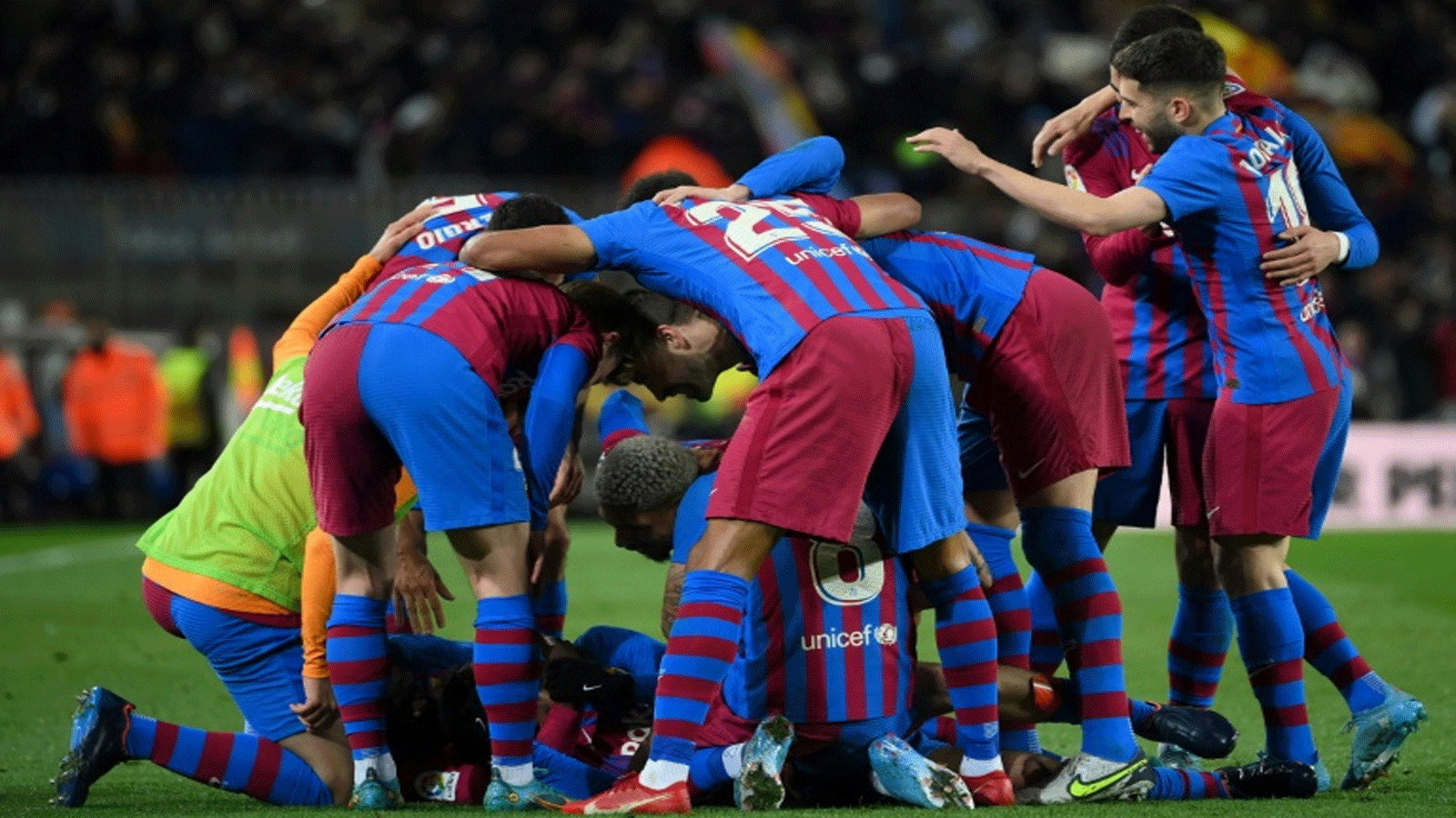 لاعبو برشلونة يحتفلون بهدف بيدري ضد إشبيلية في الدوري الاسباني لكرة القدم في ملعب كامب نو في 3 نيسان/ابريل 2022