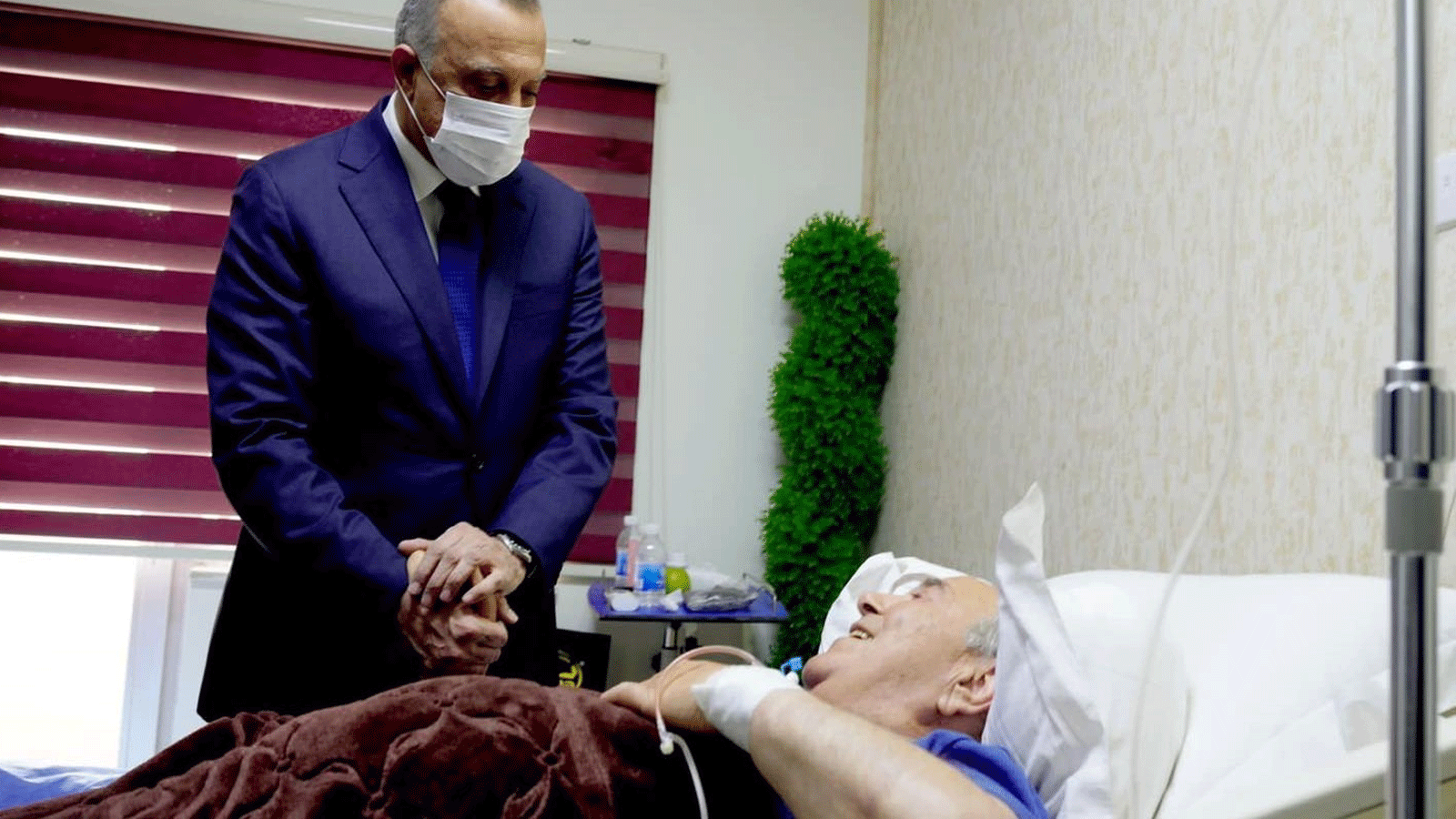 الكاظمي مطمئناً على صحة علاوي بمستشفى ابن سينا في بغداد حيث يعالج. الأحد 3 نيسان\ أبريل 2022 (مكتبه الاعلامي)