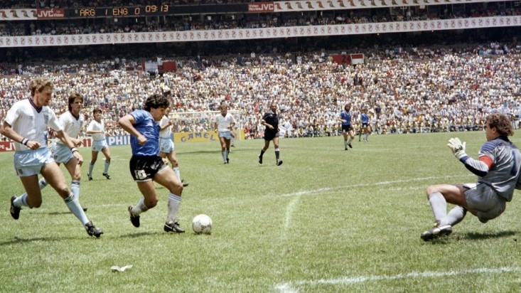 سجل دييغو مارادونا هدفا رائعا في مرمى بيتر شيلتون في ربع نهائي مونديال 1986
