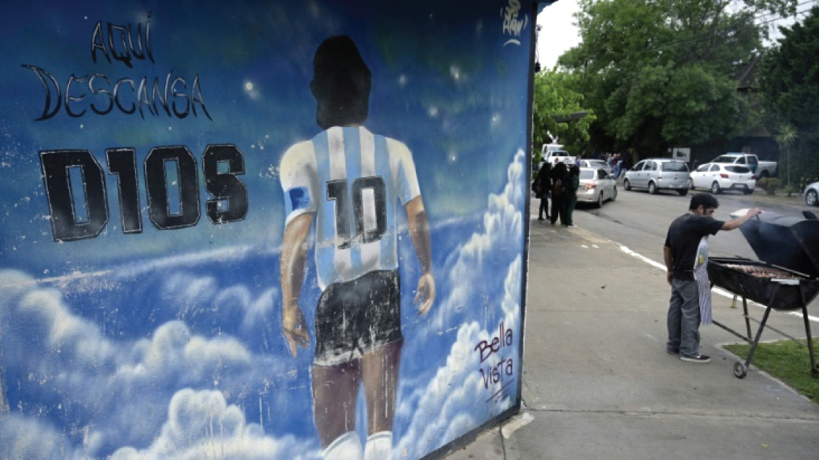 لوحة على حائط في مقبرة بيلا فيستا في بوينوس أيرس حيث يرقد النجم الأرجنتيني دييغو مارادونا