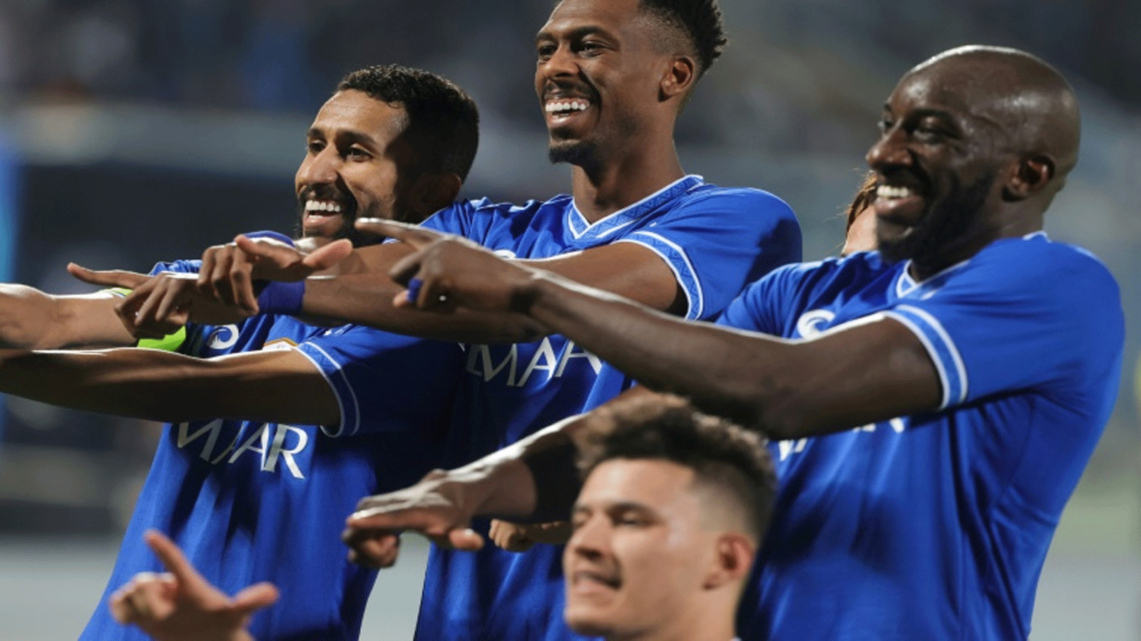  لاعبو الهلال السعودي يحتفلون بهدف محمد كانو (وسط) في مرمى الريان القطري في دور المجموعات من دوري أبطال آسيا لكرة القدم، على ملعب الامير فيصل بن فهد في الرياض. 11 نيسان/ابريل 2022