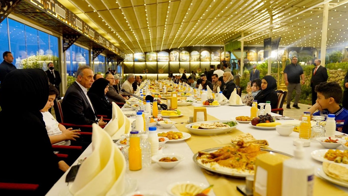 الكاظمي مشاركًا عائلات شهداء القوات العراقية المسلحة طعام إفطار رمضان، في 13 أبريل 2022 