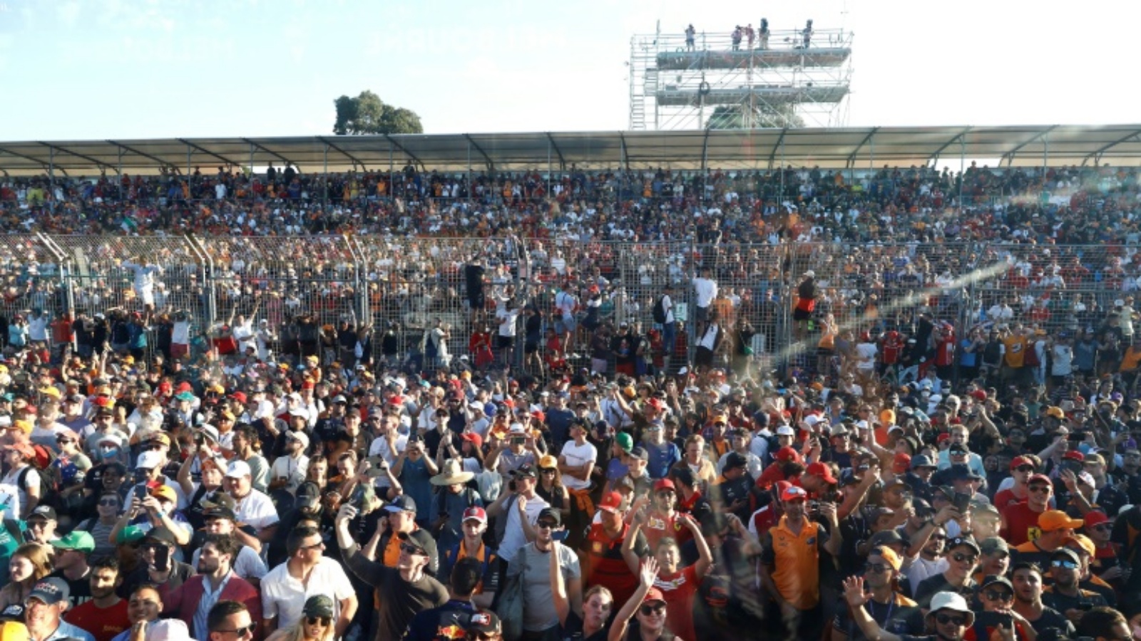 لقطة للمشجعين خلال حفل توزيع جوائز سباق جائزة أستراليا الكبرى للفورمولا واحد. ملبورن في 10 أبريل 2022