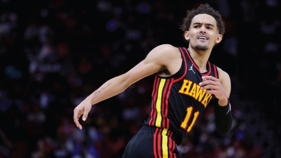 نجم أتلانتا هوكس تراي يونغ خلال مباراة فريقه مع تشارلوت هورنتس في الملحق المؤهل الى الادوار الاقصائية في دوري كرة السلة الاميركي للمحترفين في 13 نيسان/أبريل 2022.