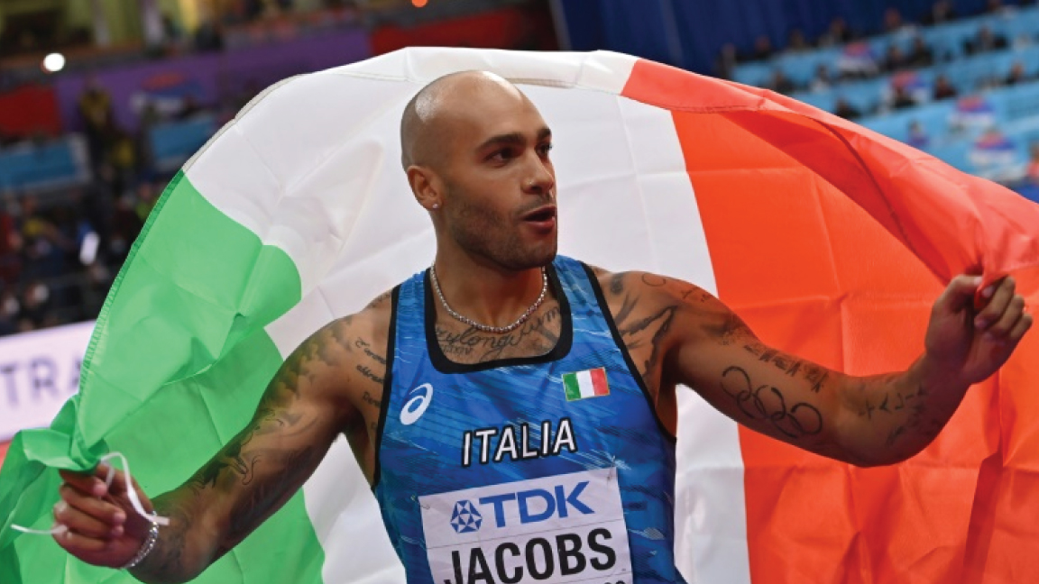العداء الايطالي مارسيل جاكوبس يحتفل بتتويجه بلقب بطل العالم في سباق 60 م داخل قاعة في بلغراد في 19 آذار/مارس 2022.