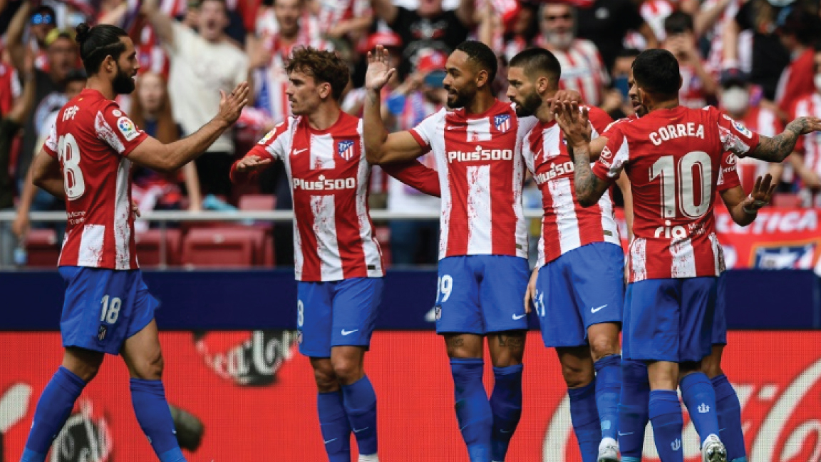 البلجيكي يانيك كاراسكو (الثالث من اليمين) يحتفل مع زملائه بالتسجيل لأتلتيكو مدريد في مرمى ضيفه إسبانيول في الدوري الإسباني لكرة القدم. مدريد في 17 نيسان/أبريل 2022