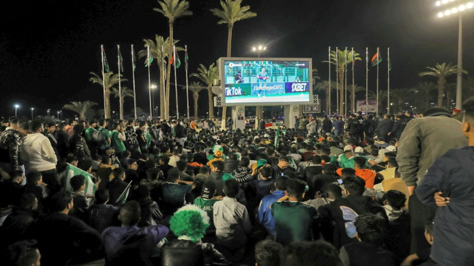 مئات المشجعين احتشدوا في ساحة الشهداء الواسعة في قلب العاصمة، لمتابعة بث المباراة عبر شاشة عملاقة نُصِبَت خصيصاً لنقل هذا الحدث
