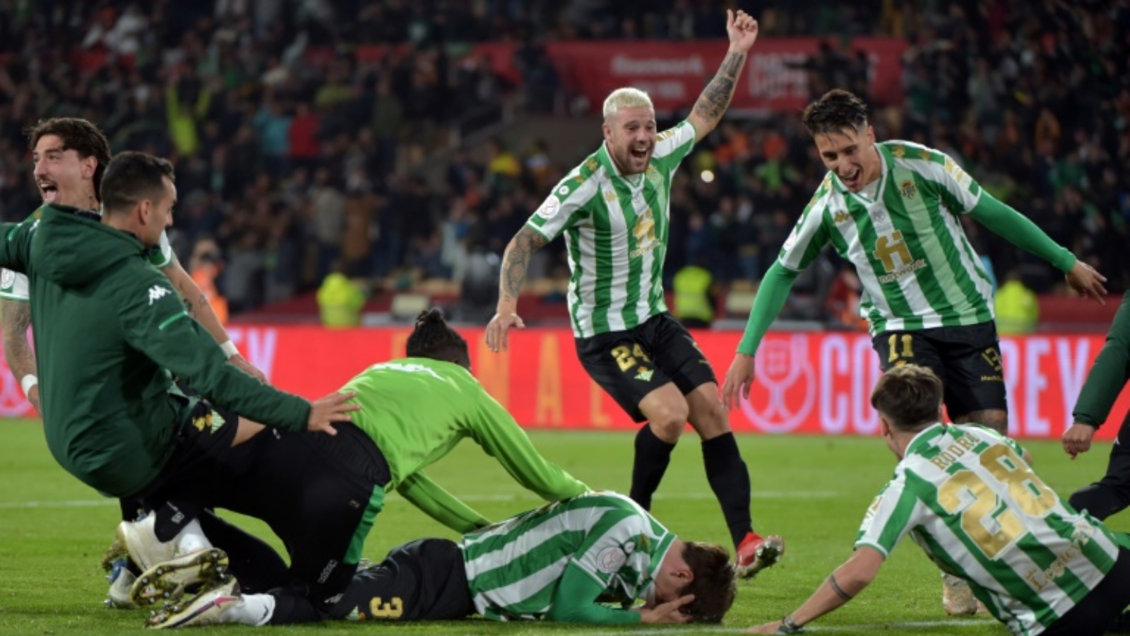 لاعبو بيتيس يحتفلون بإحراز كأس اسبانيا لكرة القدم. اشبيلية في 23 أبريل 2022