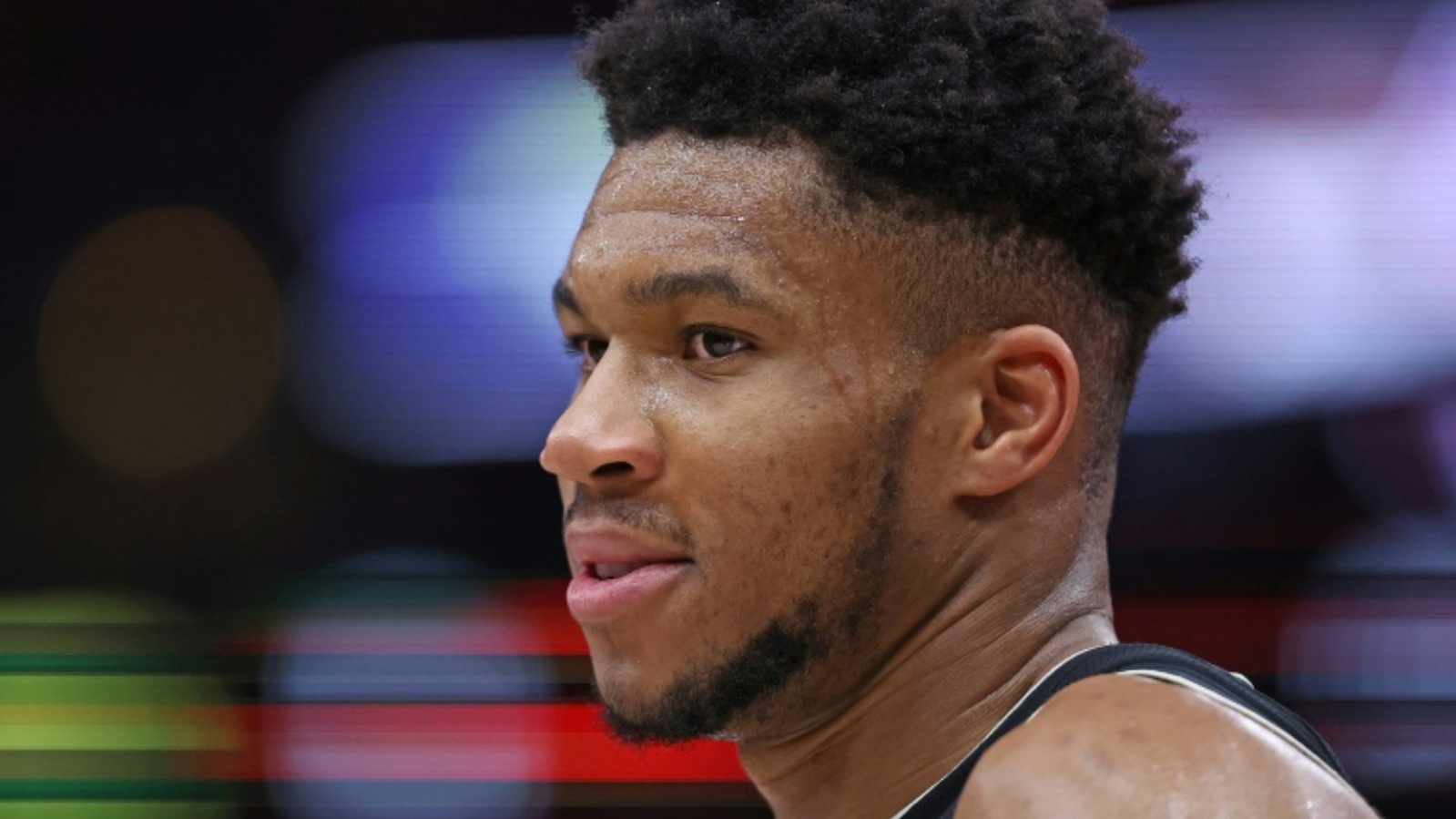 النجم اليوناني يانيس انتيتوكونمبو خلال مباراة ميلووكي باكس مع مضيفه شيكاغو بولز في بلاي اوف دوري كرة السلة الأميركي للمحترفين. شيكاغو، إيلينوي، في 24 أبريل 2022