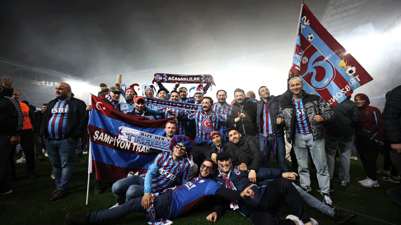 مشجعو طرابزون سبور يحتفلون ببطولة فريقهم على أرض الملعب في ملعب شينول جونيس في طرابزون شمال تركيا ، 30 نيسان\أبريل 2022. 