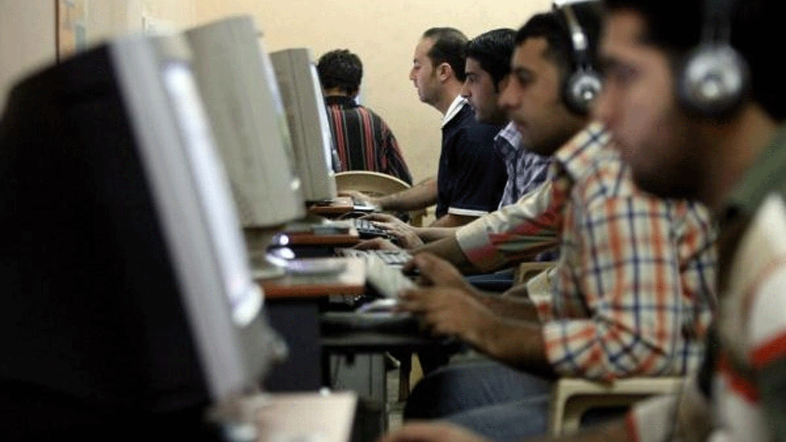 عراقيون في مقهى للانترنيت في بغداد وسط اتهامات لسياسيين بممارسة دكتاتورية رقمية (تويتر). الأحد 8 أيار\ مايو 2022