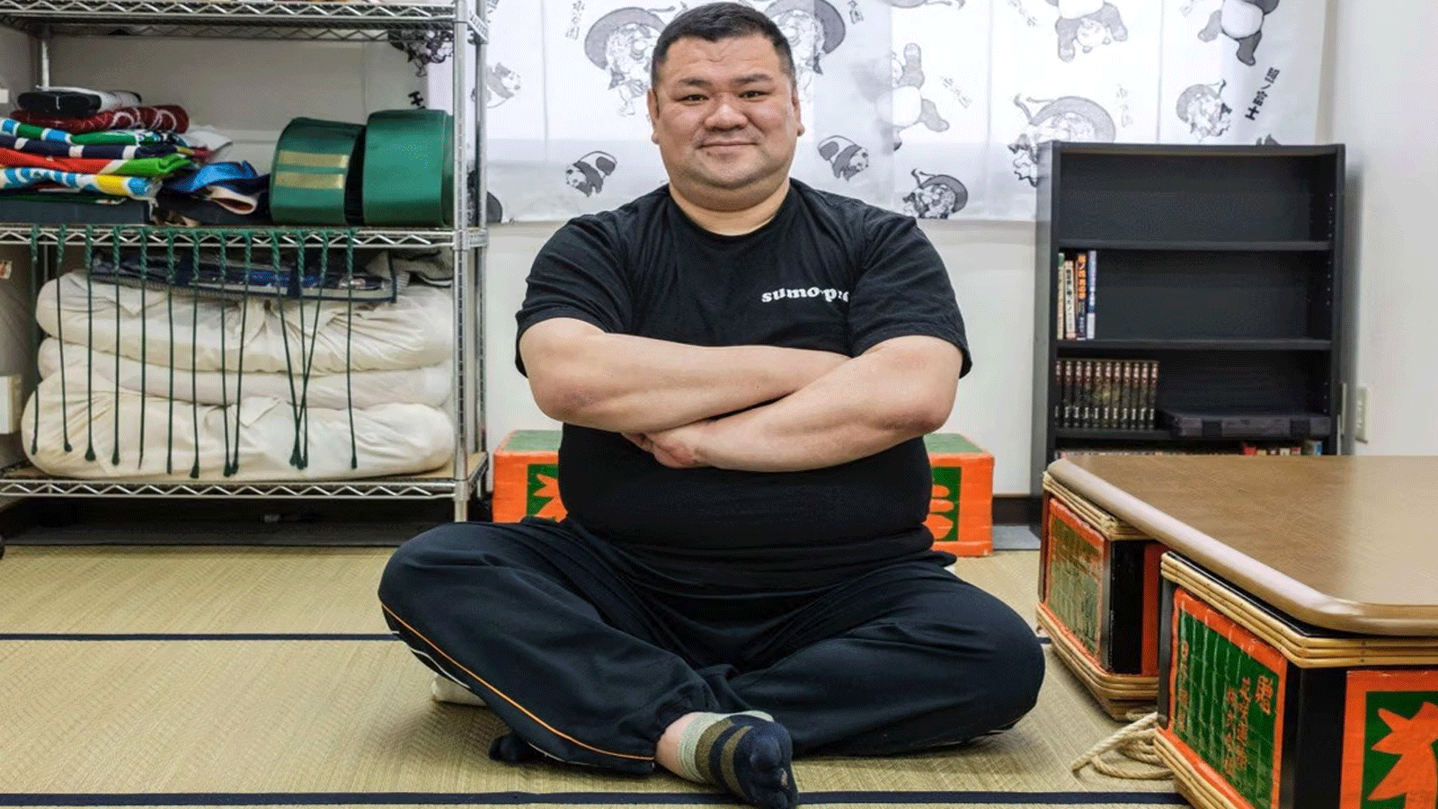 كيسوكي كاميكاوا هو مصارع سومو متقاعد وصاحب مركز هاناساكي للرعاية النهارية، يقول إن الحياة بعد السومو يمكن أن تكون صعبة على المصارعين المتقاعدين