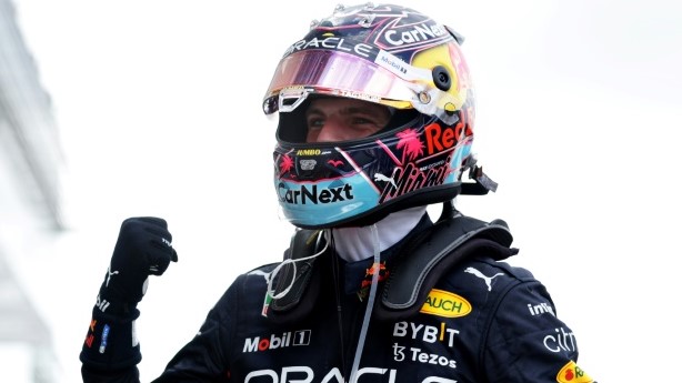 سائق ريد بول ماكس فيرستابن محتفلا بعد فوزه بجائزة ميامي الكبرى في سباقات فورمولا واحد. 8 ايار/مايو 2022