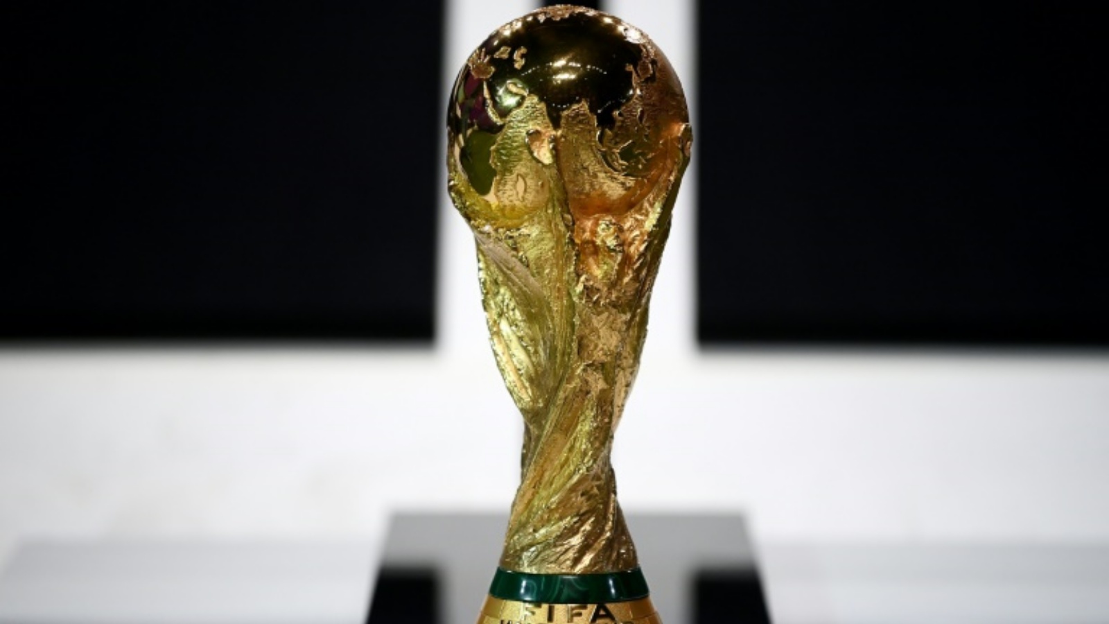 كأس العالم لكرة القدم معروضة في قاعة في الدوحة خلال جمعية فيفا العمومية في 31 مارس 2022