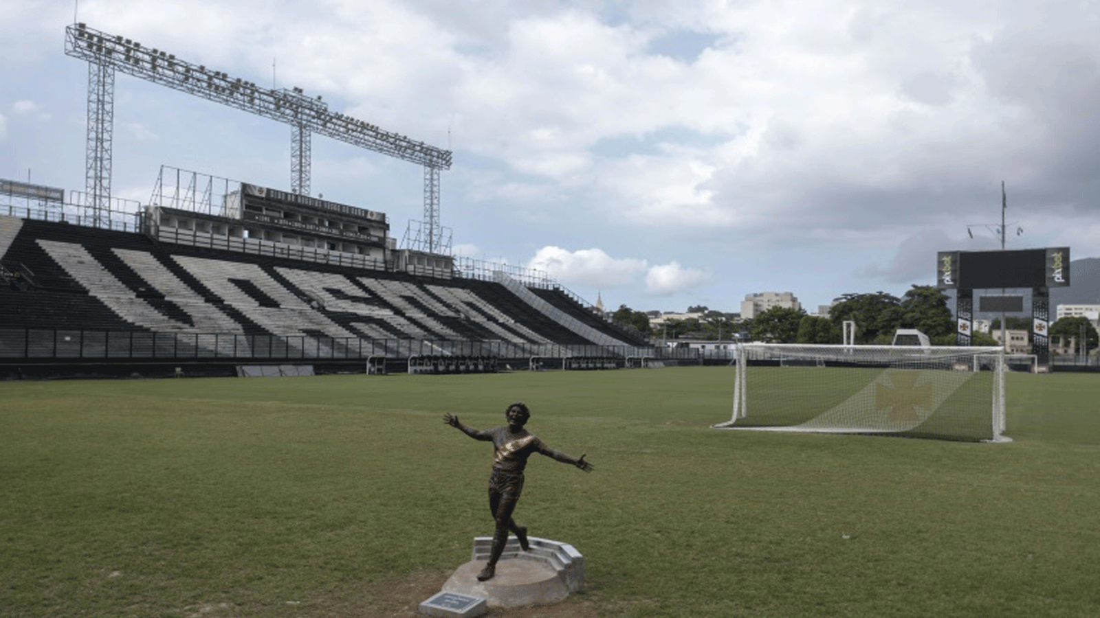 تمثال لروبرتو ديناميت في ملعب ساو جانواريو التابع لفاسكو دي غاما البرازيلي 